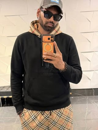 When the hood matches the trousers Full Burberry check, no compromises. Shop the look https k.kreatornow.com 62y8h @burberry @kreatornow.k #kreatornow #burberry #burberrycheck #ootd #mensfashion streetstyle luxuryfashion designerfashion plaid outfitoftheday fashionblogger menswear styleinspo fitcheck drip